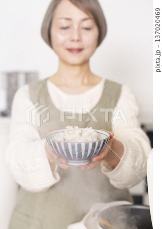 炊きたてのご飯を茶碗によそう手元 炊きたてのご飯を茶碗によそう手元 137020469