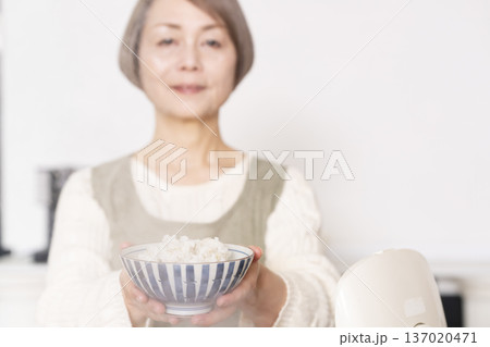 炊きたてのご飯を茶碗によそう手元 炊きたてのご飯を茶碗によそう手元 137020471