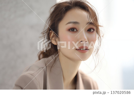 透明感あふれるナチュラルメイクの微笑み、柔らかな光に包まれた女性ポートレート（横写真） 137020586