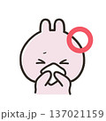 咳エチケットでハンカチで抑えるうさぎ 137021159