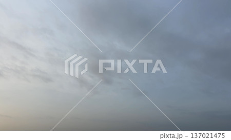 淡いグラデーションと薄い雲が広がる早朝の空 137021475