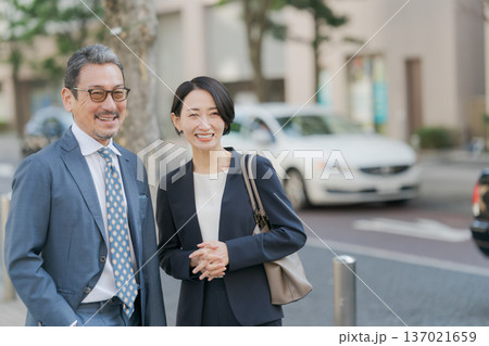 街角に立つスーツの男女 街角に立つスーツの男女 137021659