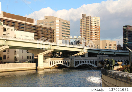 堂島川可動堰の水晶橋から大阪高等裁判所の建物外観 堂島川可動堰の水晶橋から大阪高等裁判所の建物外観 137021681
