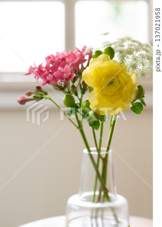 窓辺に置かれた花瓶に生けたカラフルなミニブーケ【春】 窓辺に置かれた花瓶に生けたカラフルなミニブーケ【春】 137021958