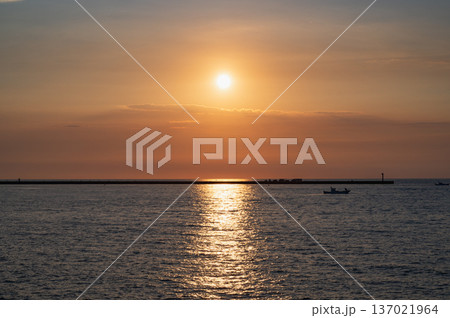 新潟 日本海の夕景(柏崎 潮風公園から) 新潟 日本海の夕景(柏崎 潮風公園から) 137021964