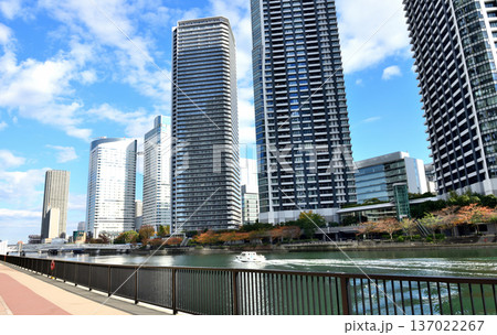 青空の晴海朝潮運河の景色 青空の晴海朝潮運河の景色 137022267