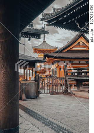 朝方で人があまりいない清水寺 朝方で人があまりいない清水寺 137022456