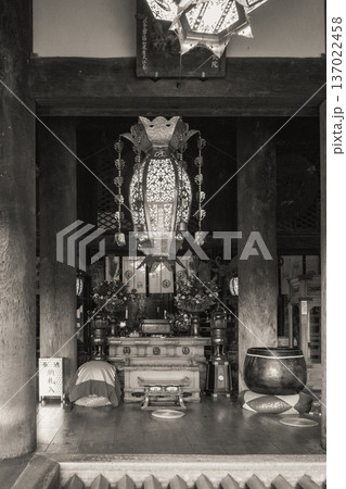 歴史を感じる神社の様子 137022458