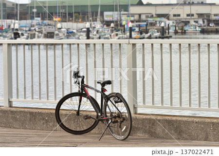 南船橋親水公園に置かれた自転車 137022471