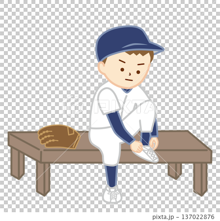 一個穿著棒球服的男孩正在繫鞋帶 137022876