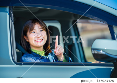 車を運転する女性 車を運転する女性 137023420