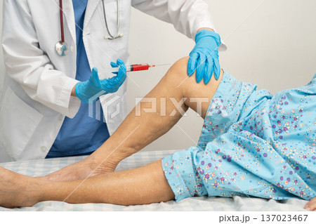 Asian doctor inject Hyaluronic acid platelet rich plasma into knee of senior woman. Asian doctor inject Hyaluronic acid platelet rich plasma into knee of senior woman. 137023467