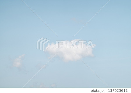 青空にぽっかりと浮かぶ白い一筋の雲 137023611