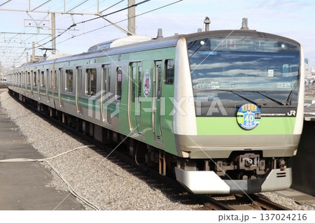 JR東日本E233系7000番台（埼京線開業40周年記念ラッピング） 137024216