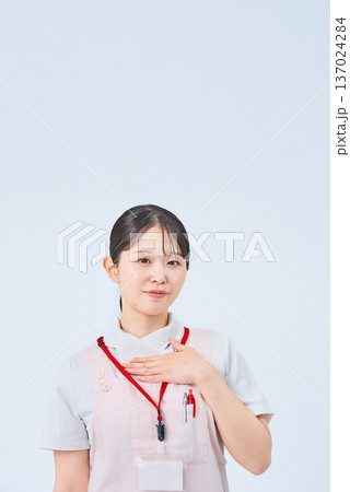 胸に手を当てる白衣の女性 137024284