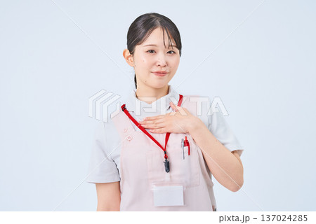 胸に手を当てる白衣の女性 137024285