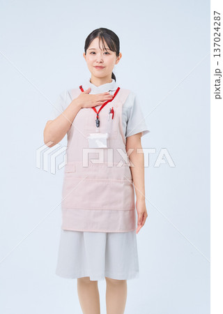 胸に手を当てる白衣の女性 137024287
