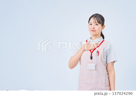 胸に手を当てる白衣の女性 137024290