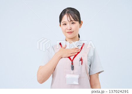 胸に手を当てる白衣の女性 137024291