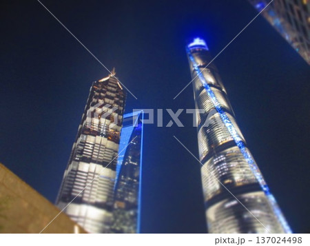 中国　上海　3タワー　夜景　ジオラマ風 137024498