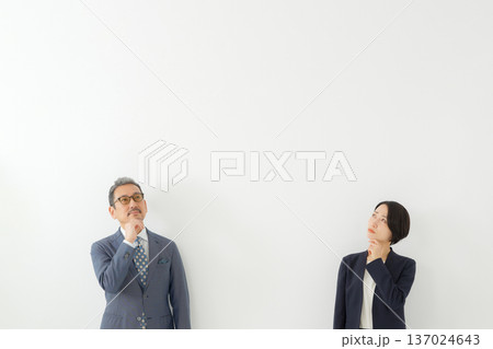 ビジネス　男女 137024643