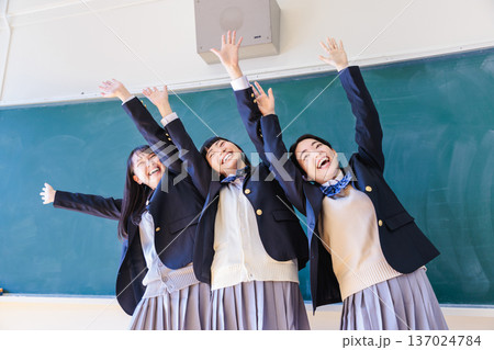 黒板の前ではしゃぐ女子高生 黒板の前ではしゃぐ女子高生 137024784