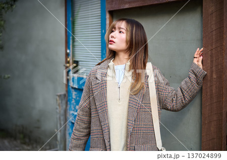 チェックコートを着た日本人女性の横顔 見上げる 秋 冬 ファッション 20代 ライフスタイル チェックコートを着た日本人女性の横顔 見上げる 秋 冬 ファッション 20代 ライフスタイル 137024899