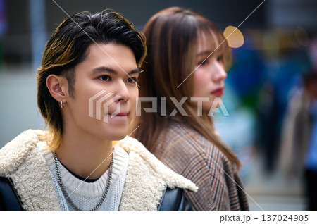 冬の都会を歩く日本人男女 20代 若者のファッションとライフスタイル ポートレート 恋愛 広告 冬の都会を歩く日本人男女 20代 若者のファッションとライフスタイル ポートレート 恋愛 広告 137024905