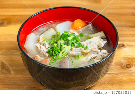 具だくさんの豚汁 137025015