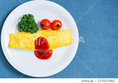 オムライス ケチャップをかけたふわふわ卵の定番洋食 137025062