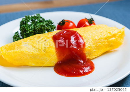 オムライス ケチャップをかけたふわふわ卵の定番洋食 137025065