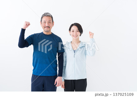 ガッツポーズするスポーツマン男女 ガッツポーズするスポーツマン男女 137025109