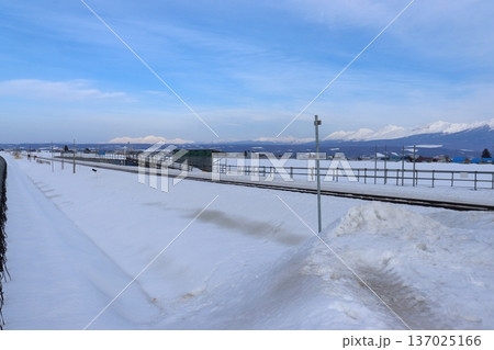 撤去中のラベンダー畑駅と旭岳・十勝連峰(北海道中富良野町) 撤去中のラベンダー畑駅と旭岳・十勝連峰(北海道中富良野町) 137025166