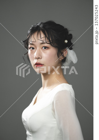 ウェディングドレスを着た花嫁 ウェディングドレスを着た花嫁 137025243