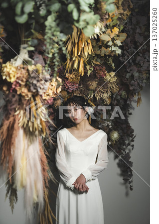 ウェディングドレスを着た花嫁 ウェディングドレスを着た花嫁 137025260