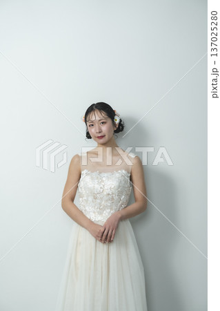 ウェディングドレスを着た花嫁 137025280