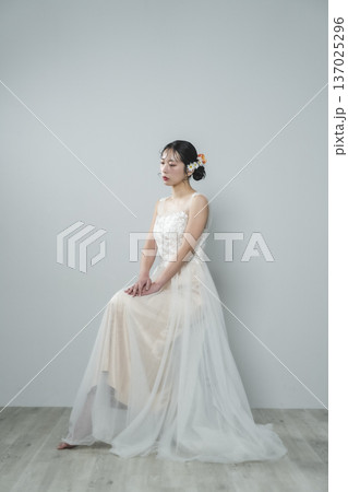 ウェディングドレスを着た花嫁 137025296