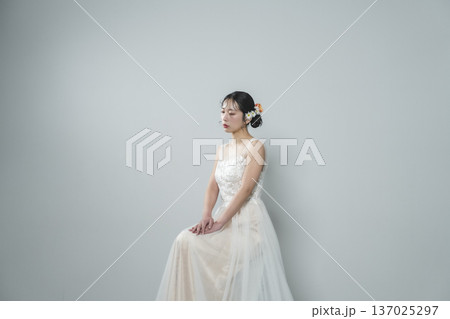 ウェディングドレスを着た花嫁 ウェディングドレスを着た花嫁 137025297