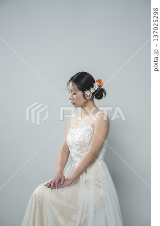 ウェディングドレスを着た花嫁 137025298