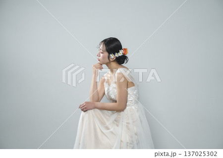 ウェディングドレスを着た花嫁 ウェディングドレスを着た花嫁 137025302