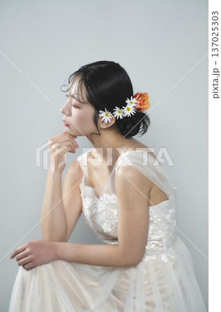 ウェディングドレスを着た花嫁 ウェディングドレスを着た花嫁 137025303