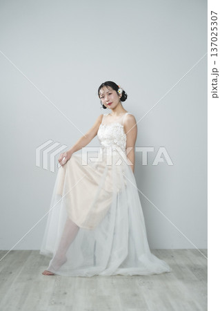 ウェディングドレスを着た花嫁 ウェディングドレスを着た花嫁 137025307