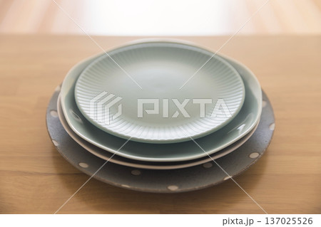 キッチンカウンターに置かれたお皿 キッチンカウンターに置かれたお皿 137025526