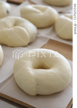 成形した手作りのベーグルパン  137025540