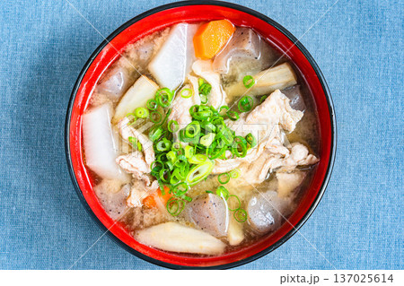 具だくさんの豚汁 137025614