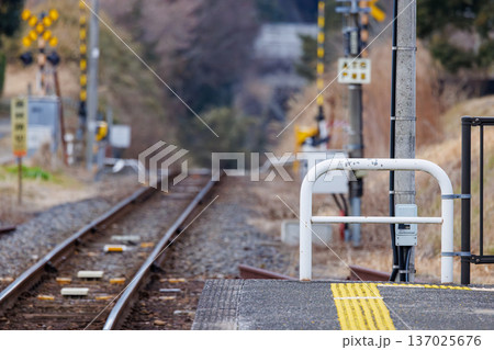 存廃が議論される久留里線・上総亀山駅のホーム端と線路 存廃が議論される久留里線・上総亀山駅のホーム端と線路 137025676