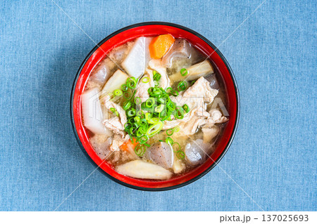 具だくさんの豚汁 137025693