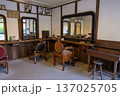 レトロな散髪屋（理髪店）の内部 137025705