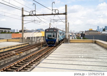 電車が駅に進入する様子(インドネシア・ジャカルタMRT) 電車が駅に進入する様子(インドネシア・ジャカルタMRT) 137025718