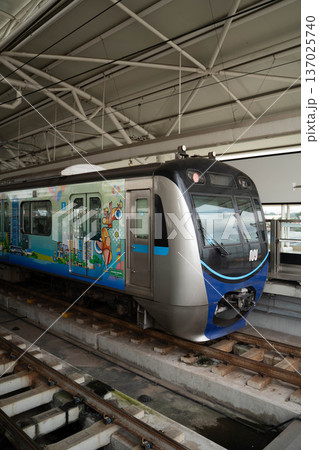 ジャカルタMRTの駅構内に停車する電車 ジャカルタMRTの駅構内に停車する電車 137025740